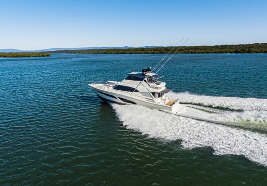 riviera-sports-motor-yacht-64-running