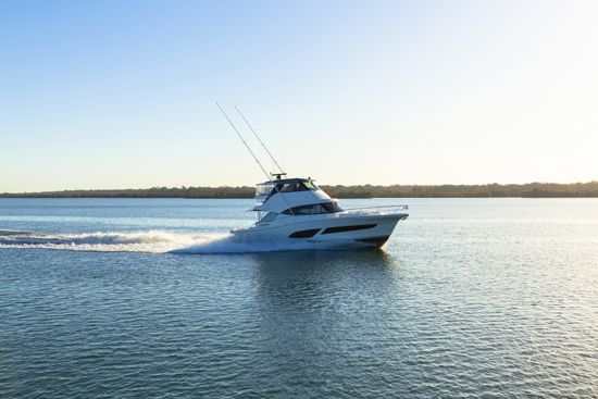 riviera-sports-motor-yacht-50-slowly-navigating