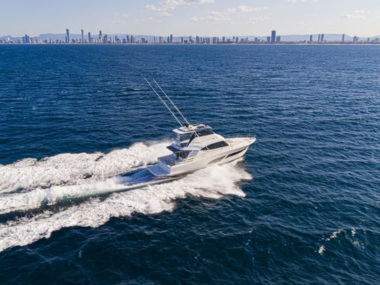 riviera-sports-motor-yacht-50-speeding-away
