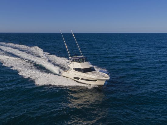 riviera-sports-motor-yacht-50-cruising-away