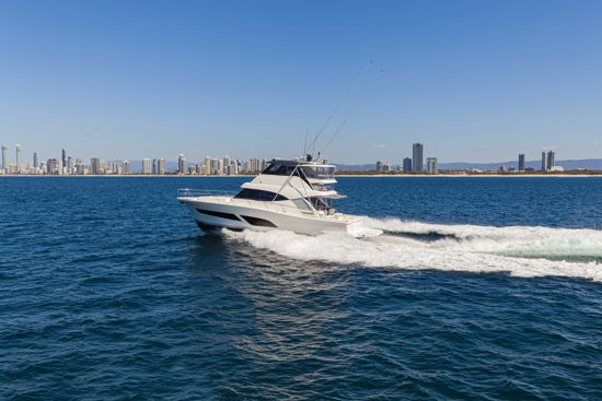 riviera-sports-motor-yacht-50-riding-the-waves