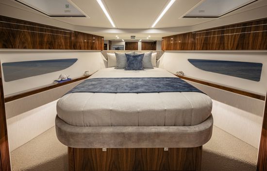riviera-sports-motor-yacht-50-VIP-guest-cabin-with-queen-island-bed