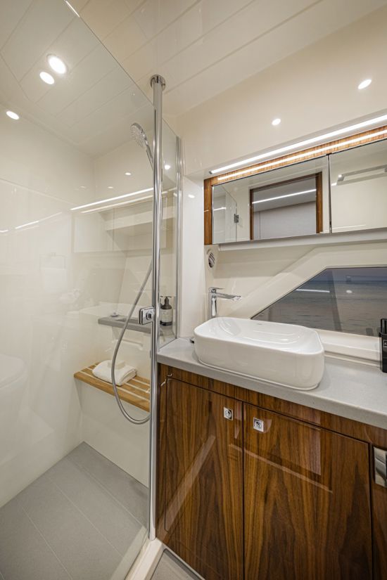 riviera-sports-motor-yacht-50-master-bathroom
