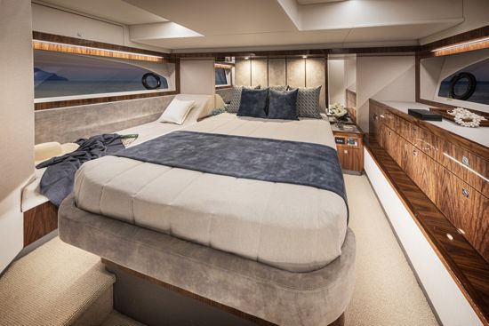 riviera-sports-motor-yacht-50-master-cabin
