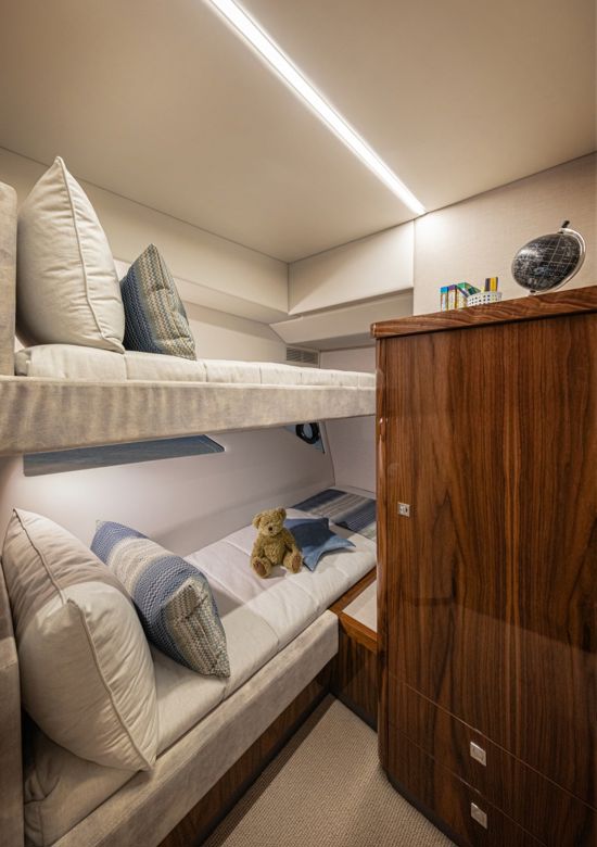 riviera-sports-motor-yacht-50-guest-cabin-with-twin-beds