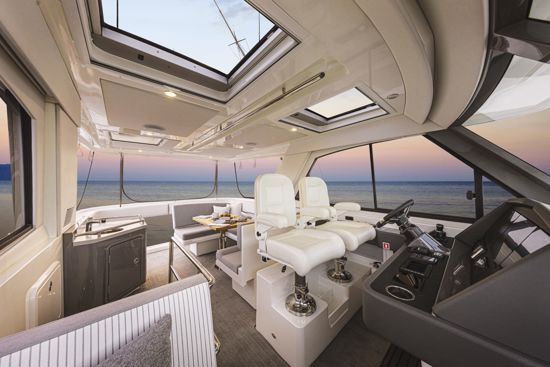 view-of-the-riviera-sports-motor-yacht-50-flybridge-from-the-front