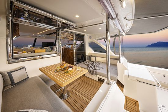 riviera-sports-motor-yacht-50-mezzanine