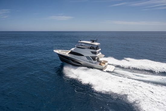 riviera-sports-motor-yacht-46-cruising-away