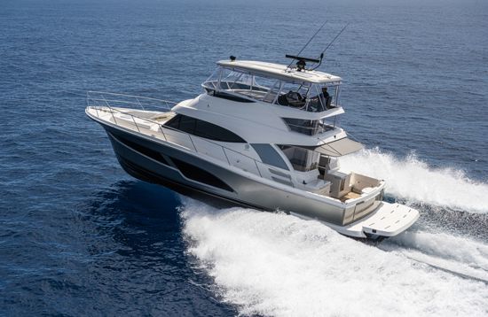 riviera-sports-motor-yacht-46-speeding-away