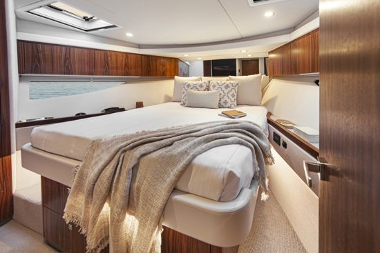 riviera-sports-motor-yacht-46-owners-cabin