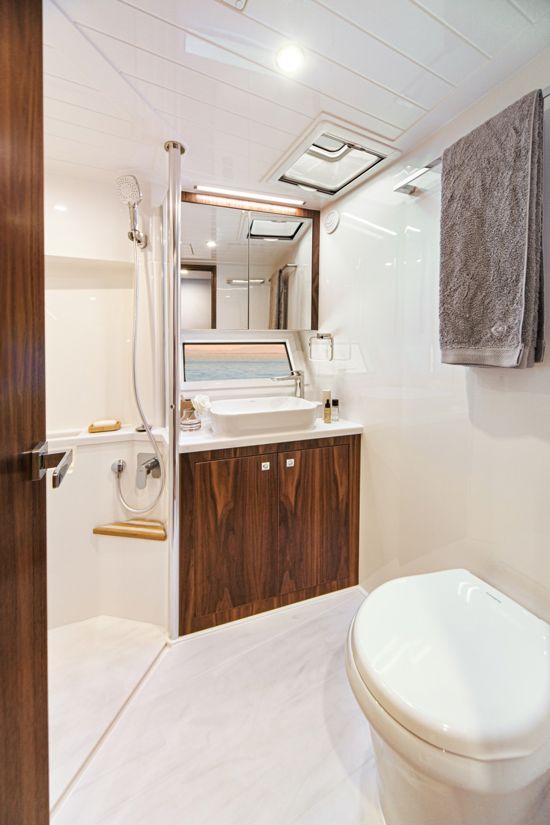 riviera-sports-motor-yacht-46-shared-bathroom