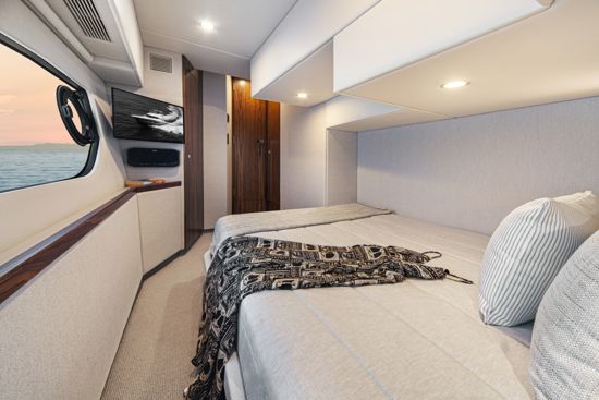 riviera-sports-motor-yacht-46-queen-size-bed-cabin