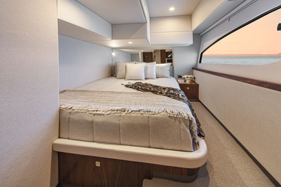 riviera-sports-motor-yacht-46-cabin-with-queen-size-bed