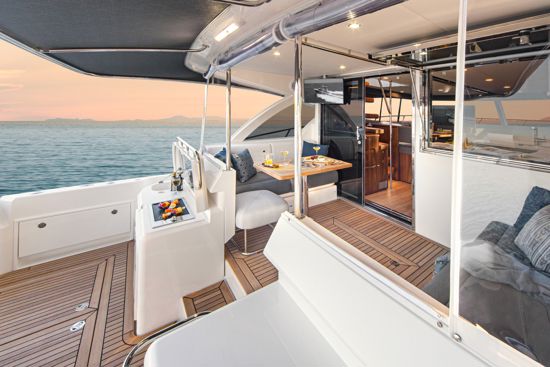 riviera-sports-motor-yacht-46-aft-deck