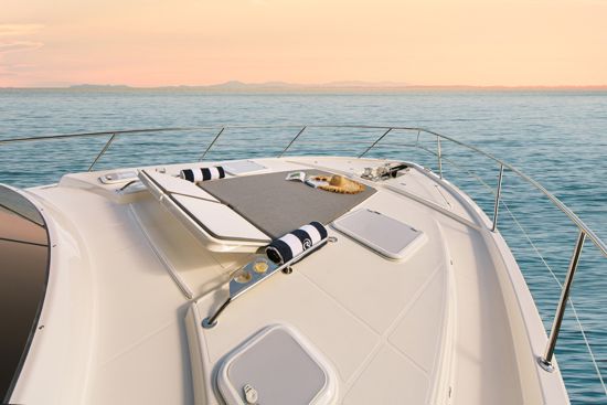 riviera-sports-motor-yacht-46-fore-deck-sun-pad