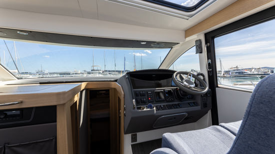 nimbus-405c-interior-2