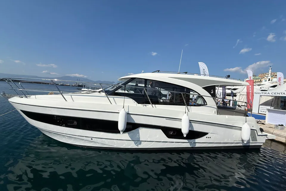 BENETEAU ANTARES OUTBOARD 11 COUPE