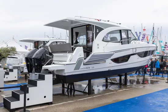 BENETEAU ANTARES OUTBOARD 11 COUPE