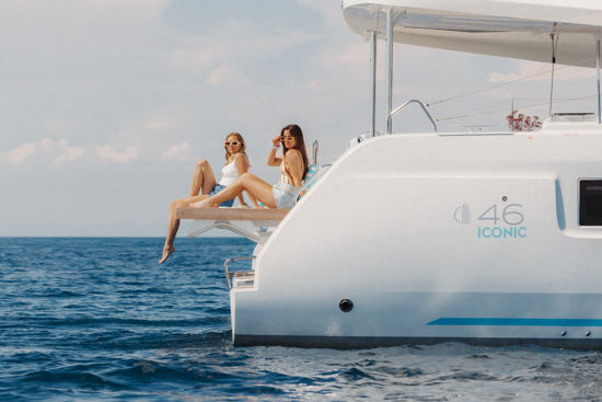 lagoon-46-iconic-aft-side-view