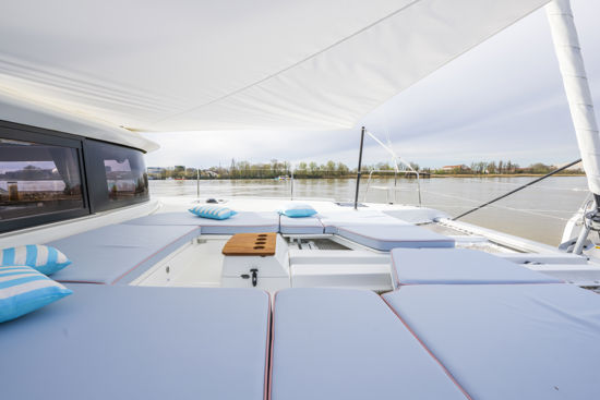 lagoon-46-iconic-forward-social-area-outside