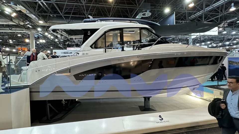 BENETEAU ANTARES OUTBOARD 9 V2 