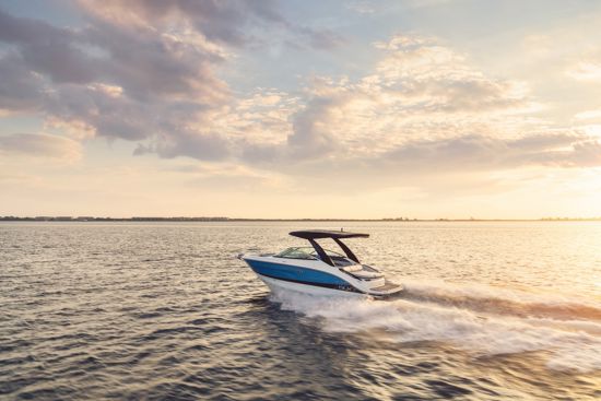 sea-ray-slx-260-in-navigation-into-sunset