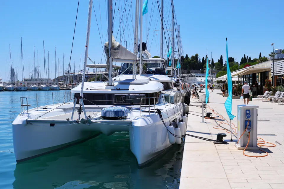 LAGOON 38