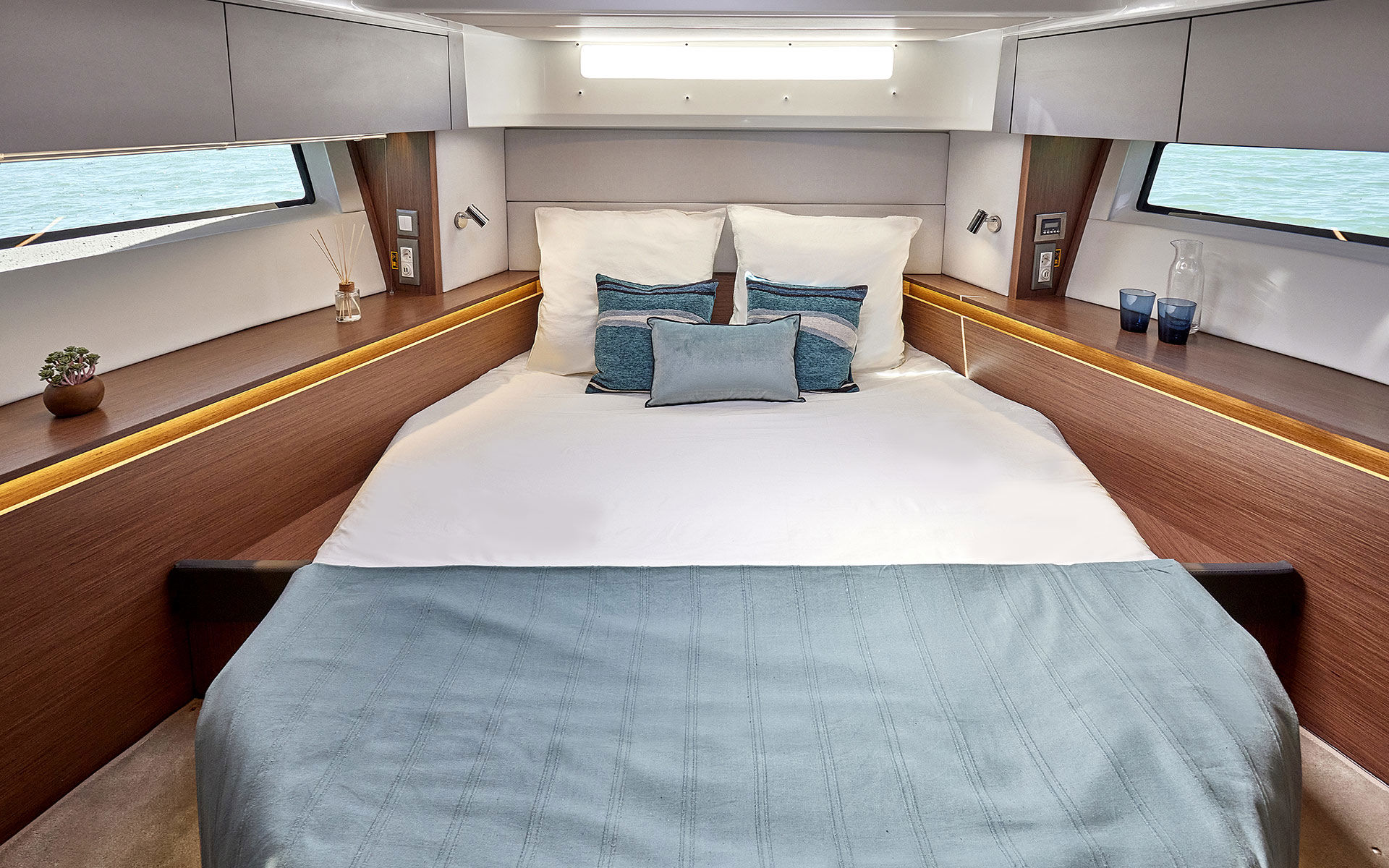 BENETEAU ANTARES OUTBOARD 12 OB