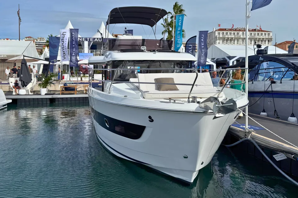 BENETEAU SWIFT TRAWLER NEW 37 FLY