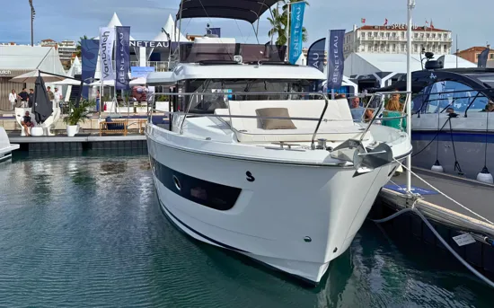 BENETEAU SWIFT TRAWLER NEW 37 FLY