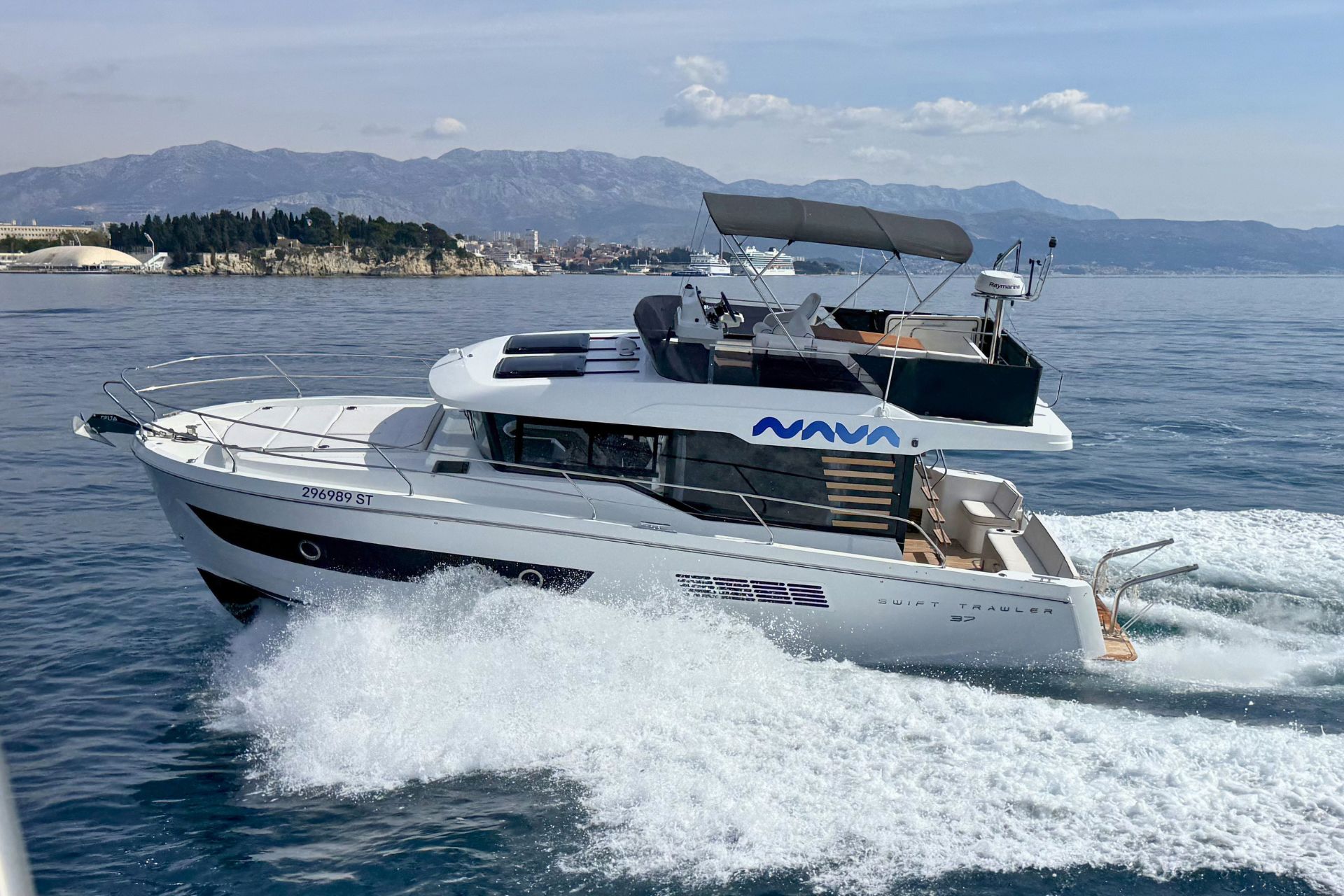 BENETEAU SWIFT TRAWLER NEW 37 FLY