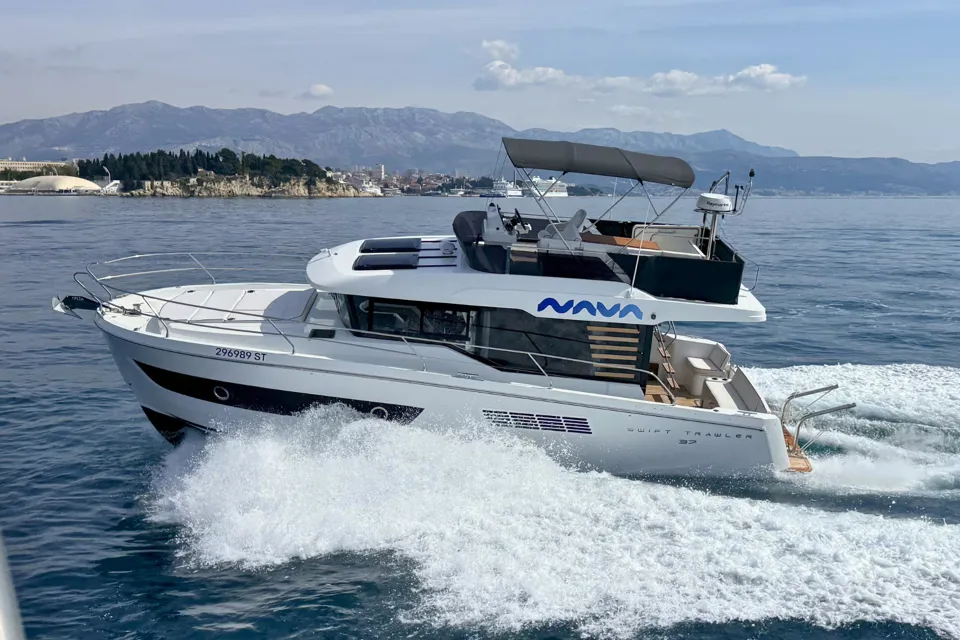 BENETEAU SWIFT TRAWLER NEW 37 FLY