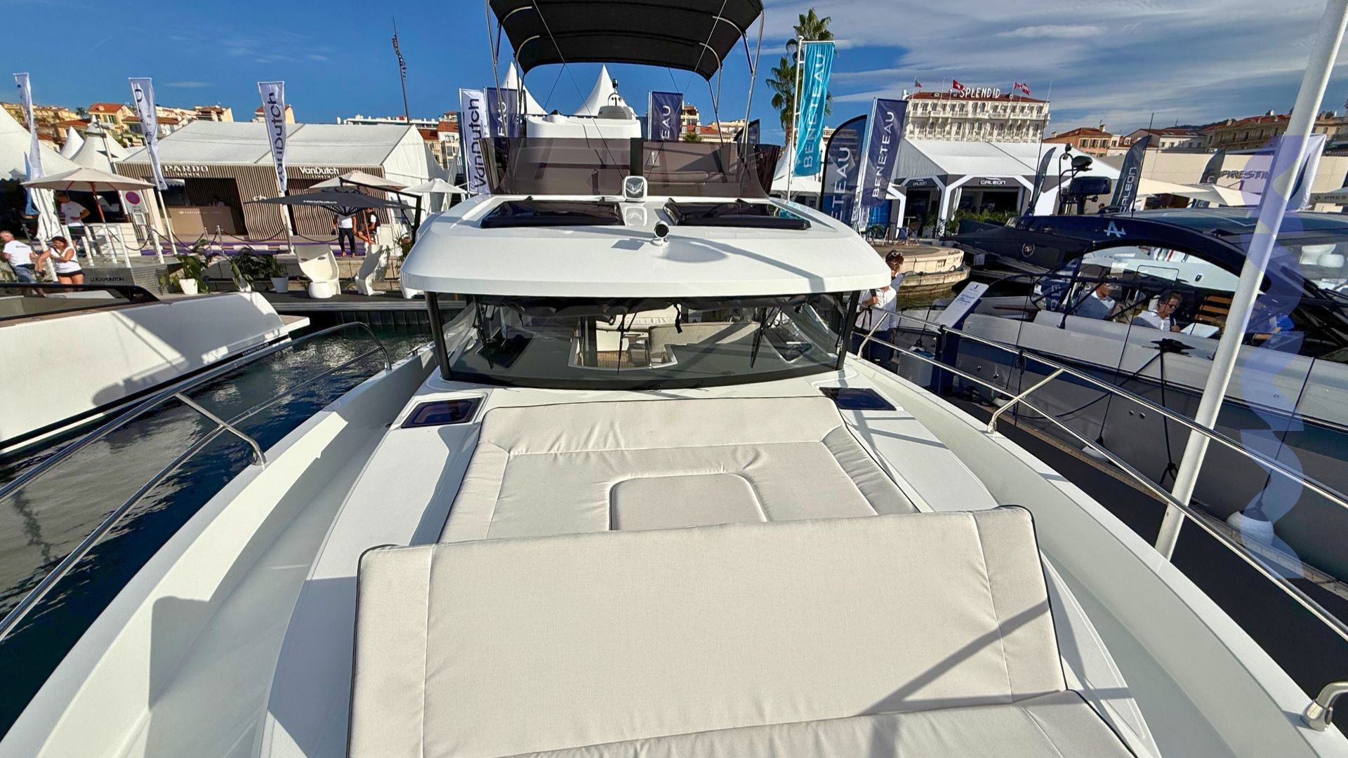 BENETEAU SWIFT TRAWLER NEW 37 FLY