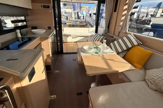 BENETEAU SWIFT TRAWLER NEW 37 FLY