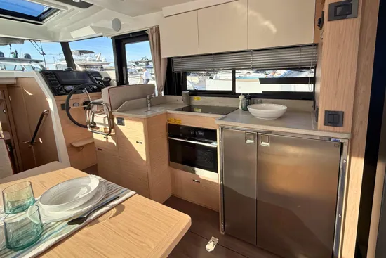 BENETEAU SWIFT TRAWLER NEW 37 FLY