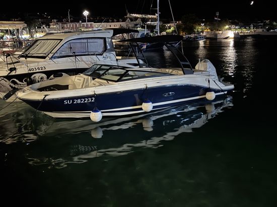 Sea Ray 230 noćna slika