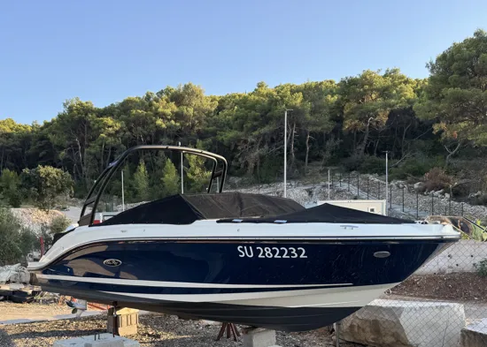 Sea Ray 230 na suhom vezu
