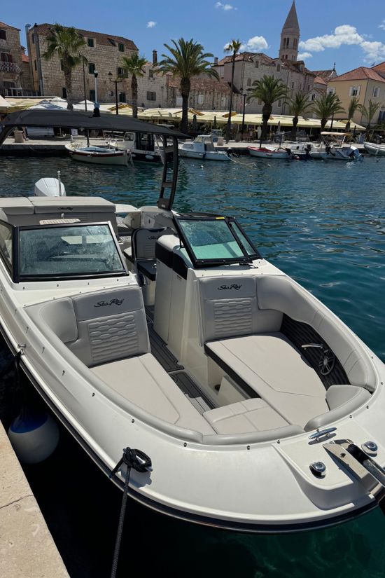 Sea Ray 230 pramčana zona za sjedenje