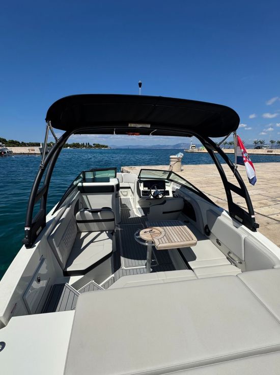 Sea Ray 230  kokpit sa krme