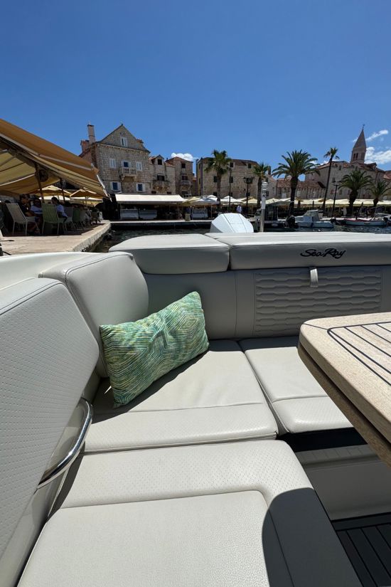 Sea Ray 230 tikov stol u kokpitu