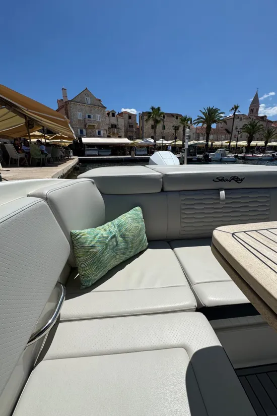 Sea Ray 230 tikov stol u kokpitu