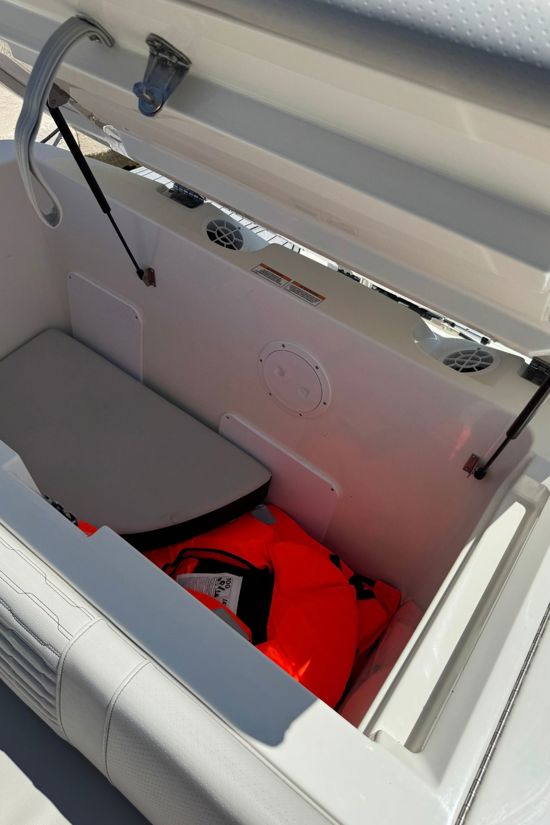 Sea Ray 230 SPX hladnjak