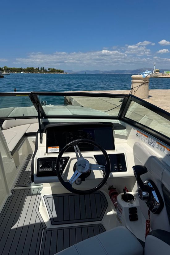 Sea Ray 230 SPX volan skiper sjedalo