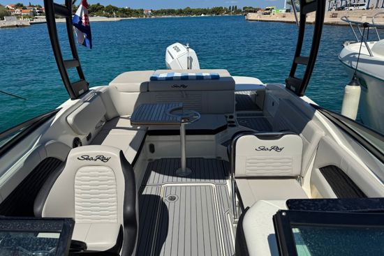 Sea Ray 230 SPX pogled u kokpit sa pramca