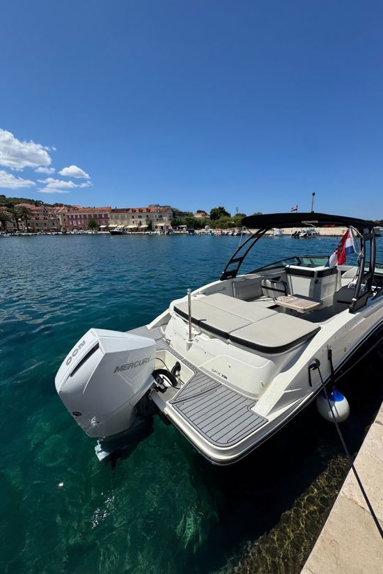 Sea Ray 230 SPX sunčalište