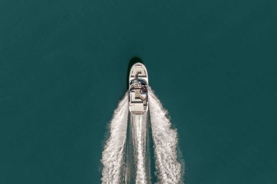 Sea Ray 230 SDX OB powerboat creating a wake during a cruise