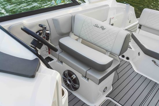 Cockpit of Sea Ray 230 SDX OB with comfortable seats