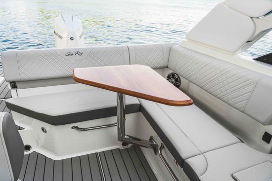 Sea Ray SDX 230 OB cockpit seating table