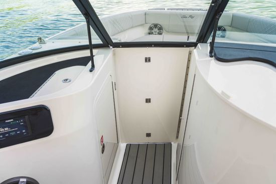 Sea Ray SDX 230 OB bow door