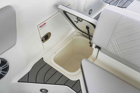 Sea Ray SDX 230 OB storage